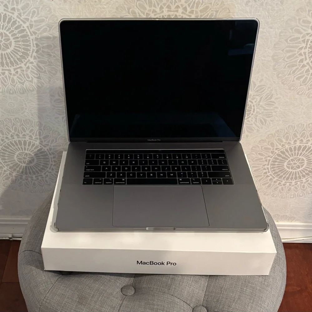 Apple MacBook Pro - Silver - Picture 4 of 9